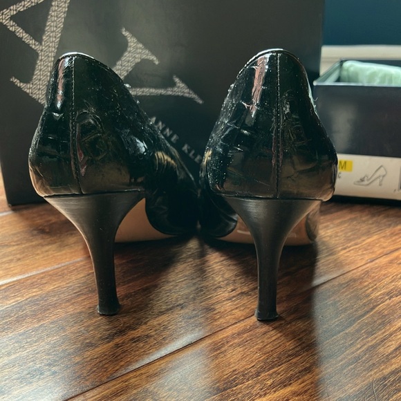 Black patent leather croco pumps with tassel - Picture 4 of 7